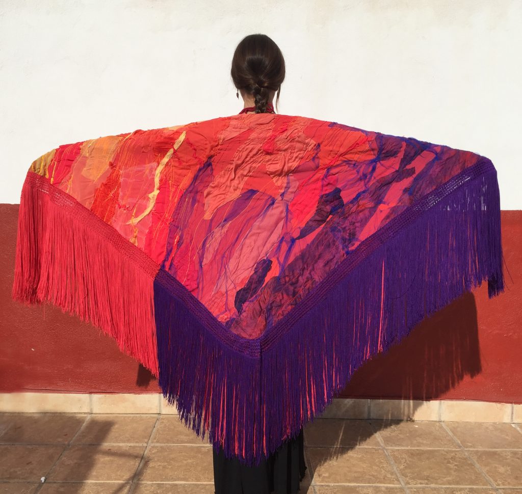 Mantón textil intervenido por Mónica Vázquez