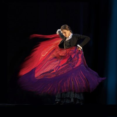 Monica-baila-flamenco-con-un-manton-hecho-por-ella